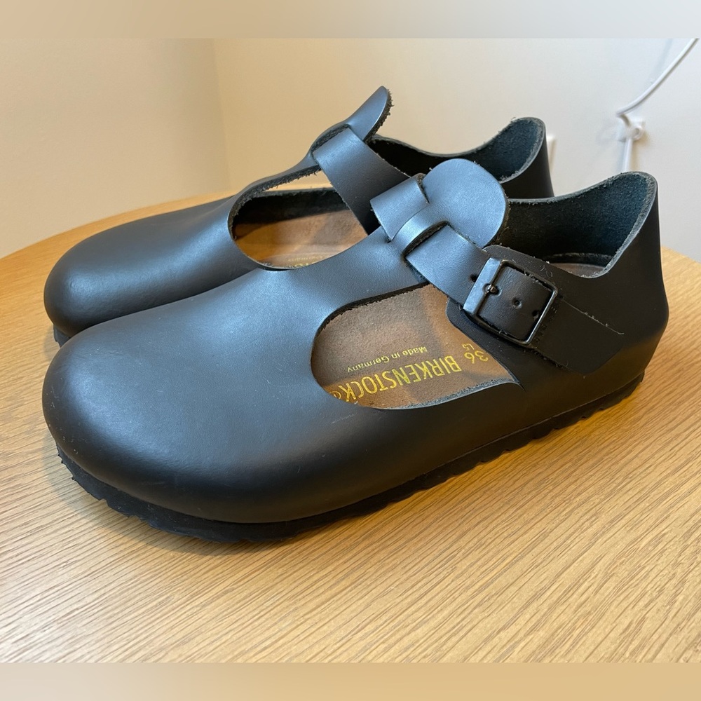 Birkenstock Paris clog RARE style they don’t sell anymore . Size 36 black. New
